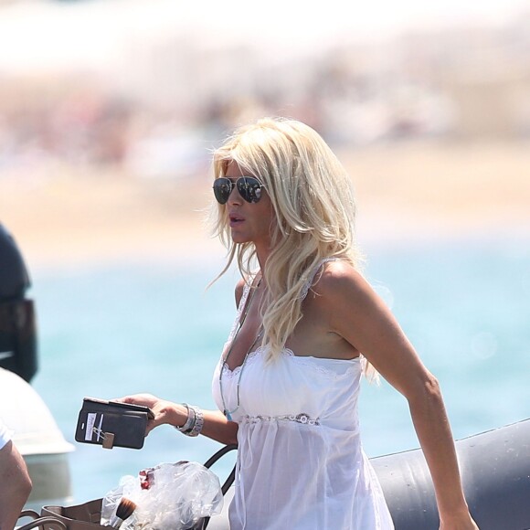 Victoria Silvstedt et son compagnon Maurice Dabbah arrivent à la plage à Saint-Tropez, le 12 juillet 2015.