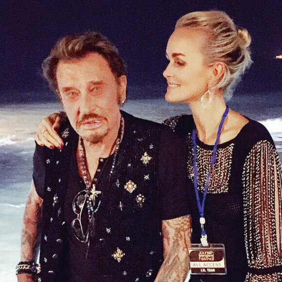 Laeticia et Johnny Hallyday au bord de l'eau dans la ville de Jounieh au Liban où le rockeur donnait un concert le 9 juillet 2015.