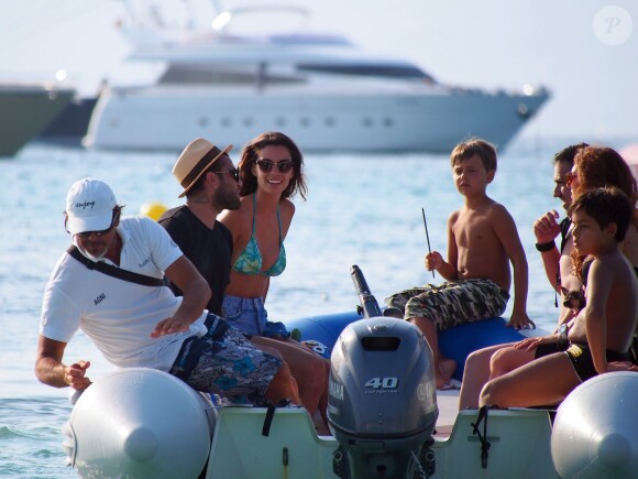 Dani Alves, la star du FC Barcelone en vacances à Formentera avec sa compagne Joana Sanz et ses enfants Victoria et Daniel, le 15 juillet 2015