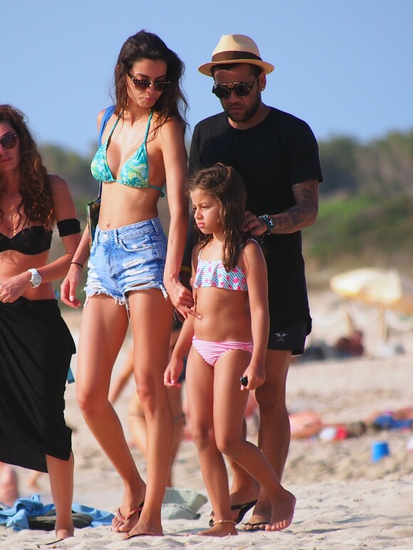 Dani Alves, la star du FC Barcelone en vacances à Formentera avec sa compagne Joana Sanz et sa fille Victoria, le 15 juillet 2015