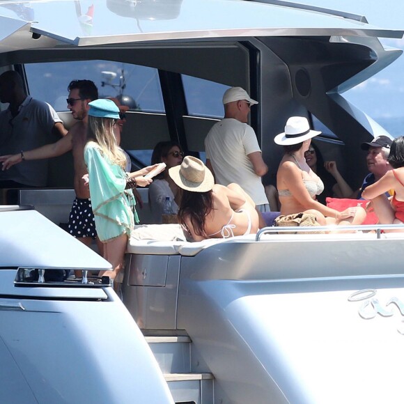 Antonio Banderas et sa compagne Nicole Kimpel jouent les touristes à Ischia le 14 juillet 2015.