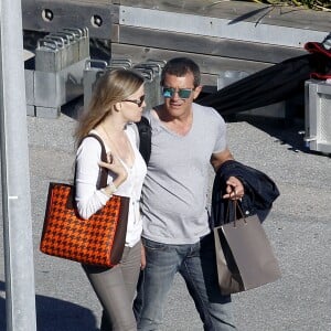 Antonio Banderas et sa compagne Nicole Kimpel - L'acteur Antonio Banderas tourne une publicité sur un yacht à Barcelone le 28 mai 2015.