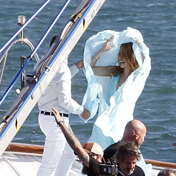 Antonio Banderas et sa compagne Nicole Kimpel - L'acteur Antonio Banderas tourne une publicité sur un yacht à Barcelone le 28 mai 2015.