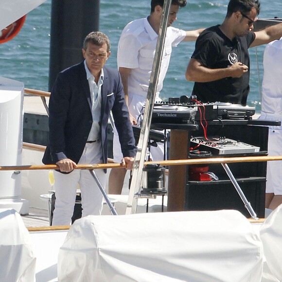 Antonio Banderas et sa compagne Nicole Kimpel - L'acteur Antonio Banderas tourne une publicité sur un yacht à Barcelone le 28 mai 2015.