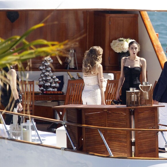 Antonio Banderas et sa compagne Nicole Kimpel - L'acteur Antonio Banderas tourne une publicité sur un yacht à Barcelone le 28 mai 2015.