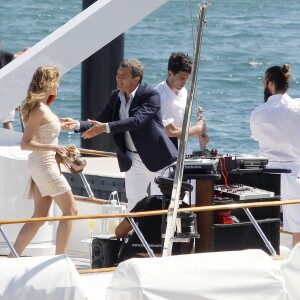 Antonio Banderas et sa compagne Nicole Kimpel - L'acteur Antonio Banderas tourne une publicité sur un yacht à Barcelone le 28 mai 2015.