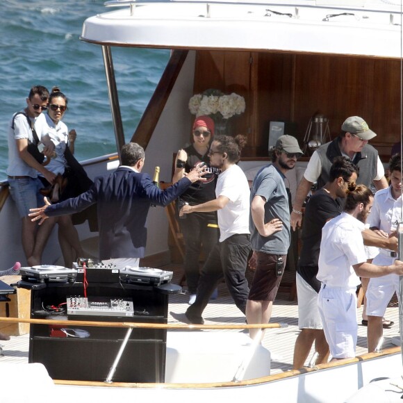 Antonio Banderas et sa compagne Nicole Kimpel - L'acteur Antonio Banderas tourne une publicité sur un yacht à Barcelone le 28 mai 2015.