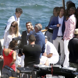 Antonio Banderas et sa compagne Nicole Kimpel - L'acteur Antonio Banderas tourne une publicité sur un yacht à Barcelone le 28 mai 2015.