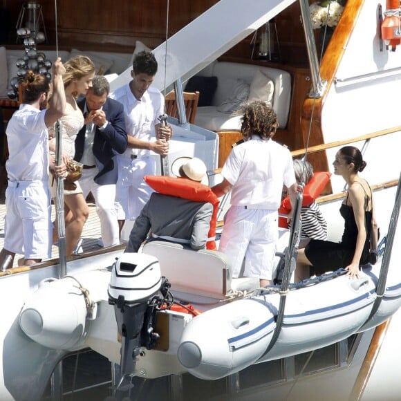 Antonio Banderas et sa compagne Nicole Kimpel - L'acteur Antonio Banderas tourne une publicité sur un yacht à Barcelone le 28 mai 2015.