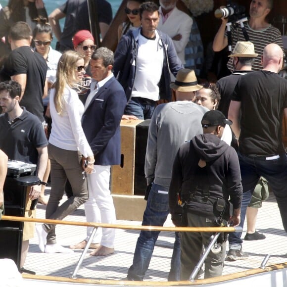 Antonio Banderas et sa compagne Nicole Kimpel - L'acteur Antonio Banderas tourne une publicité sur un yacht à Barcelone le 28 mai 2015.