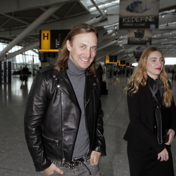DJ David Guetta arrive à l'aéroport de Heathrow à Londres, le 23 février 2015  