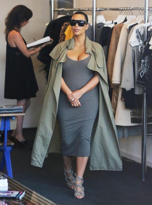 Kim Kardashian, enceinte, fait du shopping à West Hollywood, habillée d'un manteau kaki Isabel Marant, d'une robe James Perse et de sandales Jimmy Choo (modèle Kano). La star de télé-réalité de 34 ans porte également des lunettes Céline. Le 16 juillet 2015.