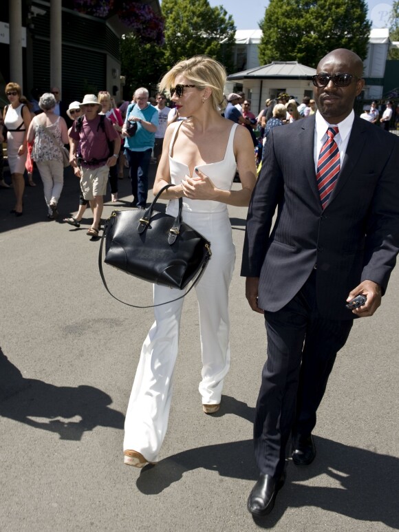 Sienna Miller arrive à l'All England Lawn Tennis and Croquet Club pour assister au tournoi de Wimbledon, habillée d'une combinaison blanche Galvan. L'actrice de 33 ans porte également son sac Alexander McQueen (modèle Legend). Le 10 juillet 2015.