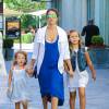 Jessica Alba se promène à The Grove avec ses filles Honor et Haven, habillée d'une veste blanche et d'une robe bleu royal. Un sac Chanel assorti et des baskets blanches Supra complètent sa tenue. Los Angeles, le 12 juillet 2015.