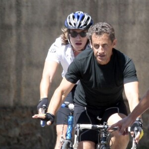 Nicolas Sarkozy et son fils Jean à vélo sur les routes autour du Cap Nègre, le 5 août 2010.