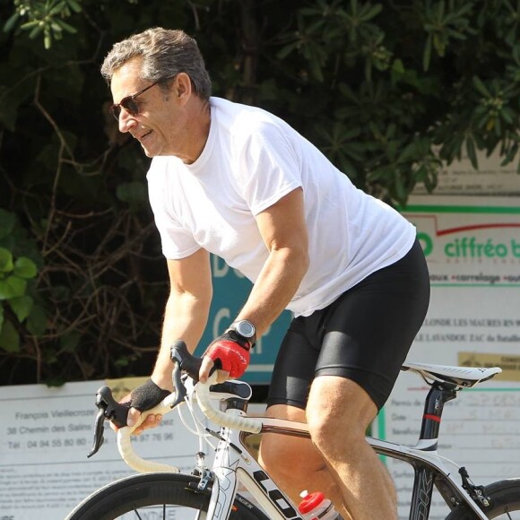 Nicolas Sarkozy s'est offert une longue randonnée en vélo au Cap Nègre le 5 juillet 2014. Il a traversé le col du Babaou avant d'emprunter les chemins bucoliques de Bormes-les-Mimosas.