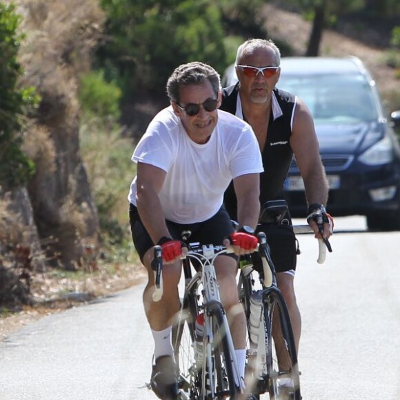 Nicolas Sarkozy s'est offert une longue randonnée en vélo au Cap Nègre le 5 juillet 2014. Il a traversé le col du Babaou avant d'emprunter les chemins bucoliques de Bormes-les-Mimosas.