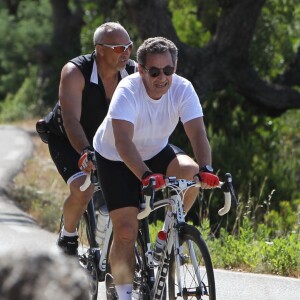 Nicolas Sarkozy s'est offert une longue randonnée en vélo au Cap Nègre le 5 juillet 2014. Il a traversé le col du Babaou avant d'emprunter les chemins bucoliques de Bormes-les-Mimosas.