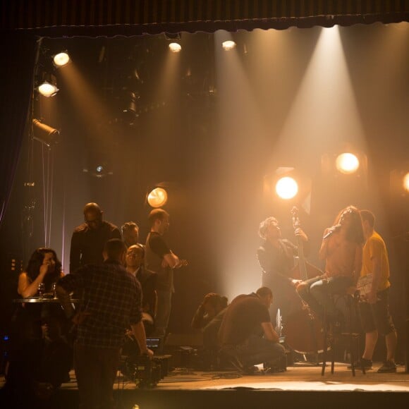 Image de Sofia N Friends, véritable court métrage mettant en scène Sofia Essaïdi au Divan du Monde, réalisé par Stéphane Sennour et dirigé par Adrien Galo.