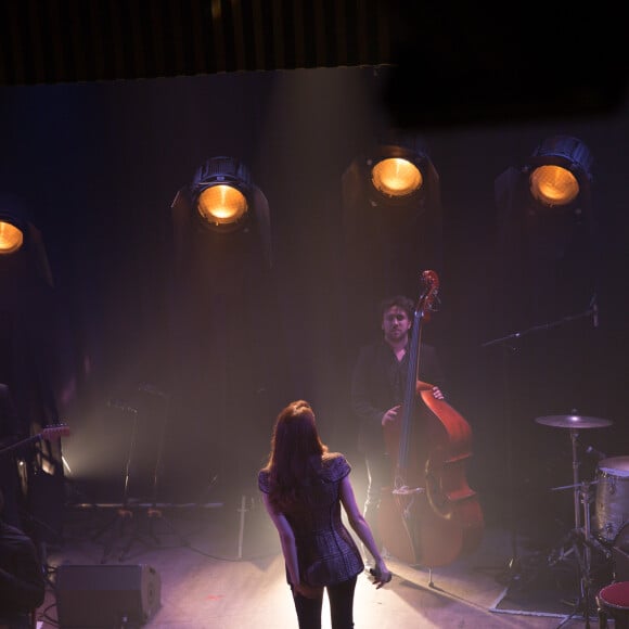 Image de Sofia N Friends, véritable court métrage mettant en scène Sofia Essaïdi au Divan du Monde, réalisé par Stéphane Sennour et dirigé par Adrien Galo.