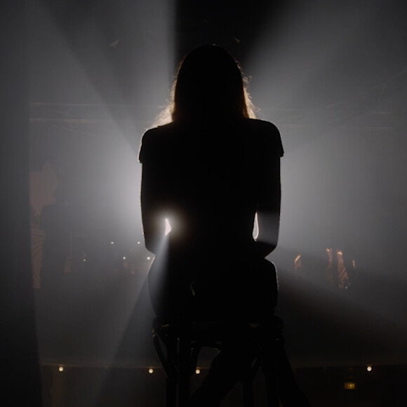 Image de Sofia N Friends, court métrage réalisé par Stéphane Sennour et coproduit par Adrien Galo mettant en scène Sofia Essaïdi au Divan du Monde.