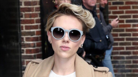 Scarlett Johansson indésirable : On l'invite à se pousser d'une photo...