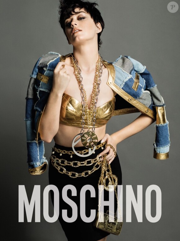 Katy Perry devient l'égérie de la marque Moschino en posant pour la nouvelle campagne de la marque italienne le 15 juin 2015. 