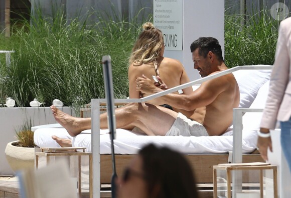 LeAnn Rimes et son mari Eddie Cibrian profitent d'une belle journée ensoleillée au bord d'une piscine à Miami, le 19 juillet 2015.