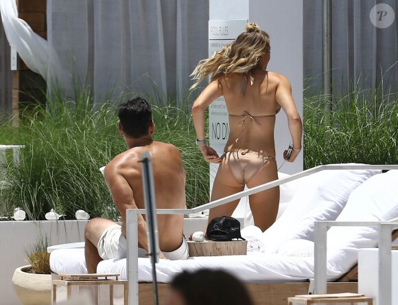 LeAnn Rimes et son mari Eddie Cibrian profitent d'une belle journée ensoleillée au bord d'une piscine à Miami, le 19 juillet 2015.