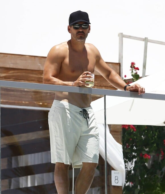 LeAnn Rimes et son mari Eddie Cibrian profitent d'une belle journée ensoleillée au bord d'une piscine à Miami, le 19 juillet 2015.