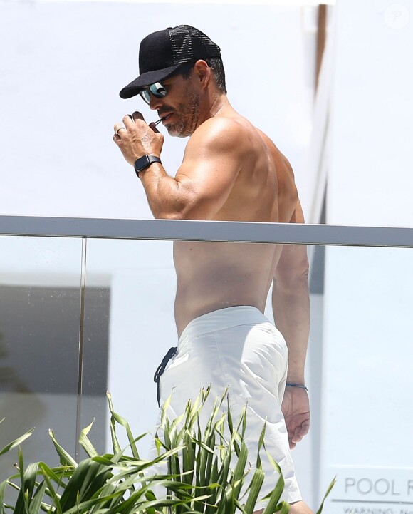 LeAnn Rimes et son mari Eddie Cibrian profitent d'une belle journée ensoleillée au bord d'une piscine à Miami, le 19 juillet 2015.