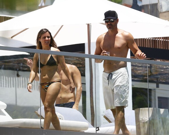 LeAnn Rimes et son mari Eddie Cibrian profitent d'une belle journée ensoleillée au bord d'une piscine à Miami, le 19 juillet 2015.