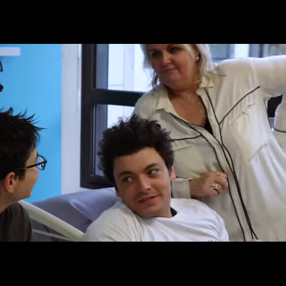 Kev Adams dans la vidéo des 10 ans de CéKeDuBonheur, association d'Hélène Sy