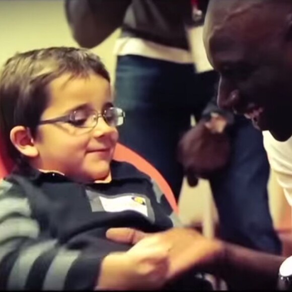 Omar Sy dans la vidéo des 10 ans de CéKeDuBonheur, association d'Hélène Sy