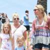 Semi-Exclusif - Alex Curran et ses filles Lourdes, Lilly-Ella et Lexie se promènent près de la plage à Santa Monica, le 19 juillet 2015. Son mari footballeur Steven Gerrard, qui prépare la saison avec son club des Los Angeles Galaxy, est le grand absent de cette promenade en famille.