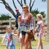 Semi-Exclusif - Alex Curran et ses filles Lourdes, Lilly-Ella et Lexie se promènent près de la plage à Santa Monica, le 19 juillet 2015. Son mari Steven Gerrard, qui prépare la saison avec son club des Los Angeles Galaxy, est le grand absent de cette promenade en famille.