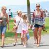 Semi-Exclusif - Alex Curran et ses filles Lourdes, Lilly-Ella et Lexie se promènent près de la plage à Santa Monica, le 19 juillet 2015. Son mari Steven Gerrard, qui prépare la saison avec son club des Los Angeles Galaxy, est le grand absent de cette promenade en famille.
