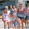 Semi-Exclusif - Alex Curran et ses filles Lourdes, Lilly-Ella et Lexie se promènent près de la plage à Santa Monica, le 19 juillet 2015. Son mari Steven Gerrard, qui prépare la saison avec son club des Los Angeles Galaxy, est le grand absent de cette promenade en famille.