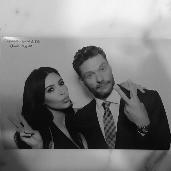 Kim Kardashian et Ryan Seacrest à la soirée de remise de diplôme de Kendall et Kylie Jenner. Los Angeles, le 23 juillet 2015.