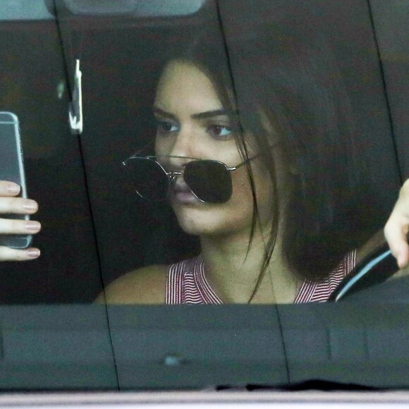 Kendall Jenner fait le plein de son Range Rover à une station essence de Calabasas. Le 23 juillet 2015.