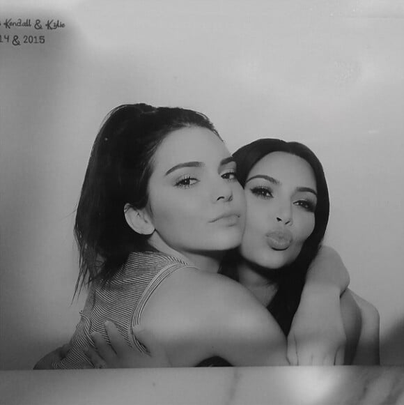 Kendall Jenner fête l'obtention de son diplôme (en même temps que celle de Kylie) avec Kim Kardashian. Los Angeles, le 23 juillet 2015.