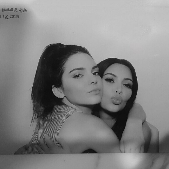 Kendall Jenner fête l'obtention de son diplôme (en même temps que celle de Kylie) avec Kim Kardashian. Los Angeles, le 23 juillet 2015.