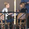 Taylor Swift et Jaime King dejeunent en terrasse au restaurant "Le Bouchon" avant d'aller faire du shopping a Beverly Hills, le 20 janvier 2014.  