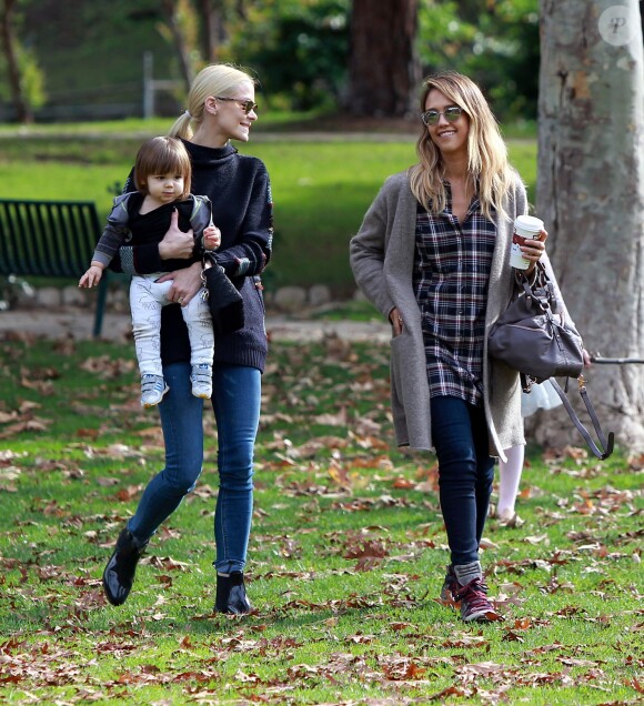 Jessica Alba a passé la journée avec ses filles Honor et Heaven dans un parc, en compagnie de son amie Jaime King, son mari Kyle Newman et leur fils James. Le 8 décembre 2014 