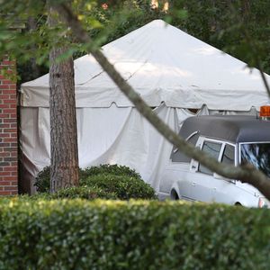 - Les membres de la famille de Bobbi Kristina Brown arrivent au "Peachtree Christian Hospice" pour lui rendre visite à Duluth en Georgie le 16 juillet 2015. C'est une triste nouvelle et le pire scénario qu'envisageait sa famille, mais Bobbi Kristina pourrait bien décéder dans les heures qui viennent... Un dispositif a déjà été installé au centre des soins palliatifs.