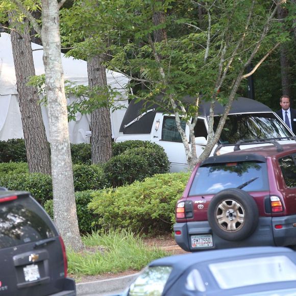 - Les membres de la famille de Bobbi Kristina Brown arrivent au "Peachtree Christian Hospice" pour lui rendre visite à Duluth en Georgie le 16 juillet 2015. C'est une triste nouvelle et le pire scénario qu'envisageait sa famille, mais Bobbi Kristina pourrait bien décéder dans les heures qui viennent... Un dispositif a déjà été installé au centre des soins palliatifs.