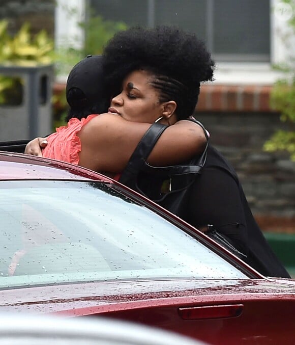La famille et les amis de Bobbi Kristina, la fille de Whitney Houston, lui rendent visite à l'hôpital le 27 juin 2015 à Duluth. 
