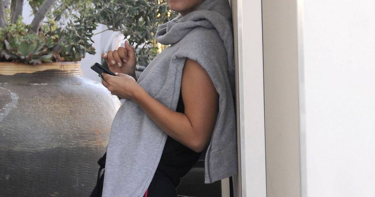 Kaley Cuoco sort de la clinique Lancer Skincare à Beverly Hills, le 20