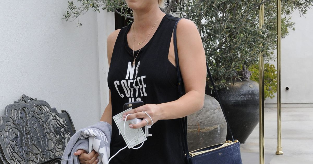 Kaley Cuoco sort de la clinique Lancer Skincare à Beverly Hills, le 20