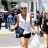 Kaley Cuoco fait du shopping en tenue décontractée à Beverly Hills le 13 juillet 2015 